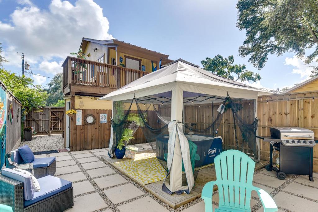Bacliff Apartment | 3 Mi to Boardwalk: Bacliff Apartment w/Hot Tub