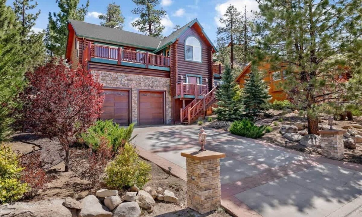 Castle Glen Estates House | Black Bear Castle, Luxe Log Cabin, Spa, Games. EV