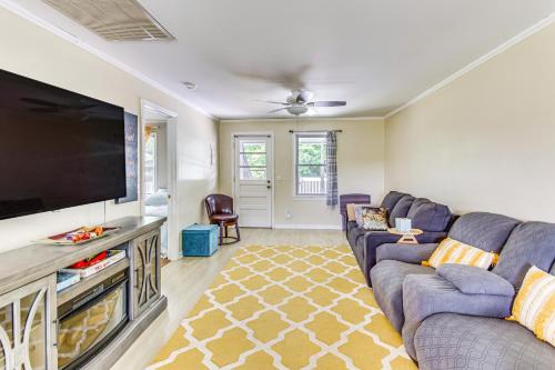 Shallotte House | Charming Shallotte Home ~ 4 Mi to Ocean Isle Beach