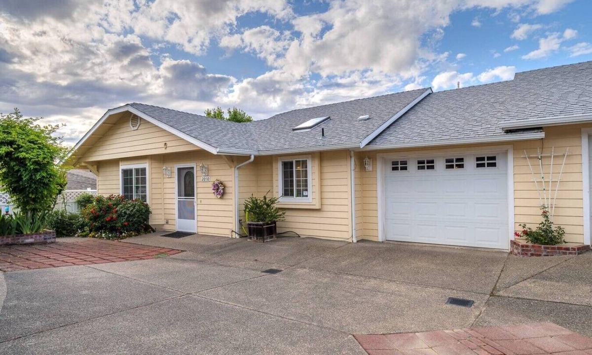 Grants Pass Cottage | Comfy/Cozy/Cheery/No Steps/EV Car Charger Garage