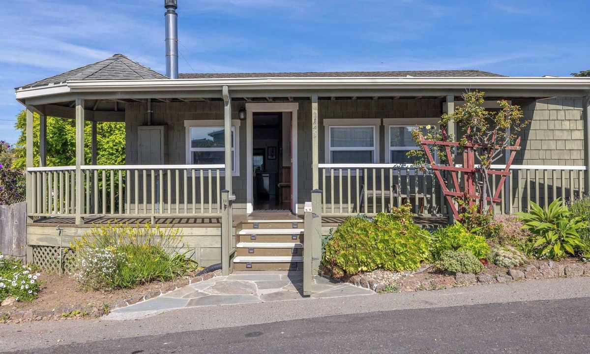 Old Town House | Dog-Friendly Beach Cottage | BBQ+Patio+King Bed