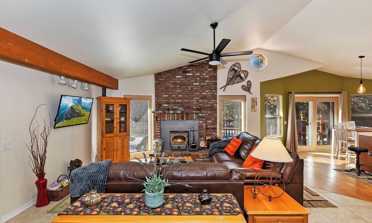 Big Bear Lake Cabin | Eagle Point Retreat: Walk To Meadow Park! Single Story With Peek-A-Boo Lake Views!