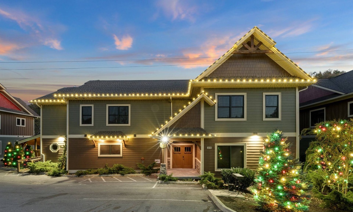 Pigeon Forge Cabin | Fire Creek Retreat | Sleeps 48 | 12BR, 13BA Lodge!