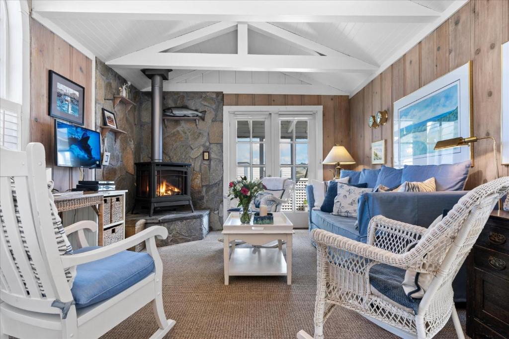 Salmon Creek House | Fishermans Cottage - Sand Dunes Walk to Ocean