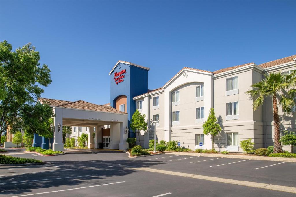 Redding Hotel | Hampton Inn & Suites Redding