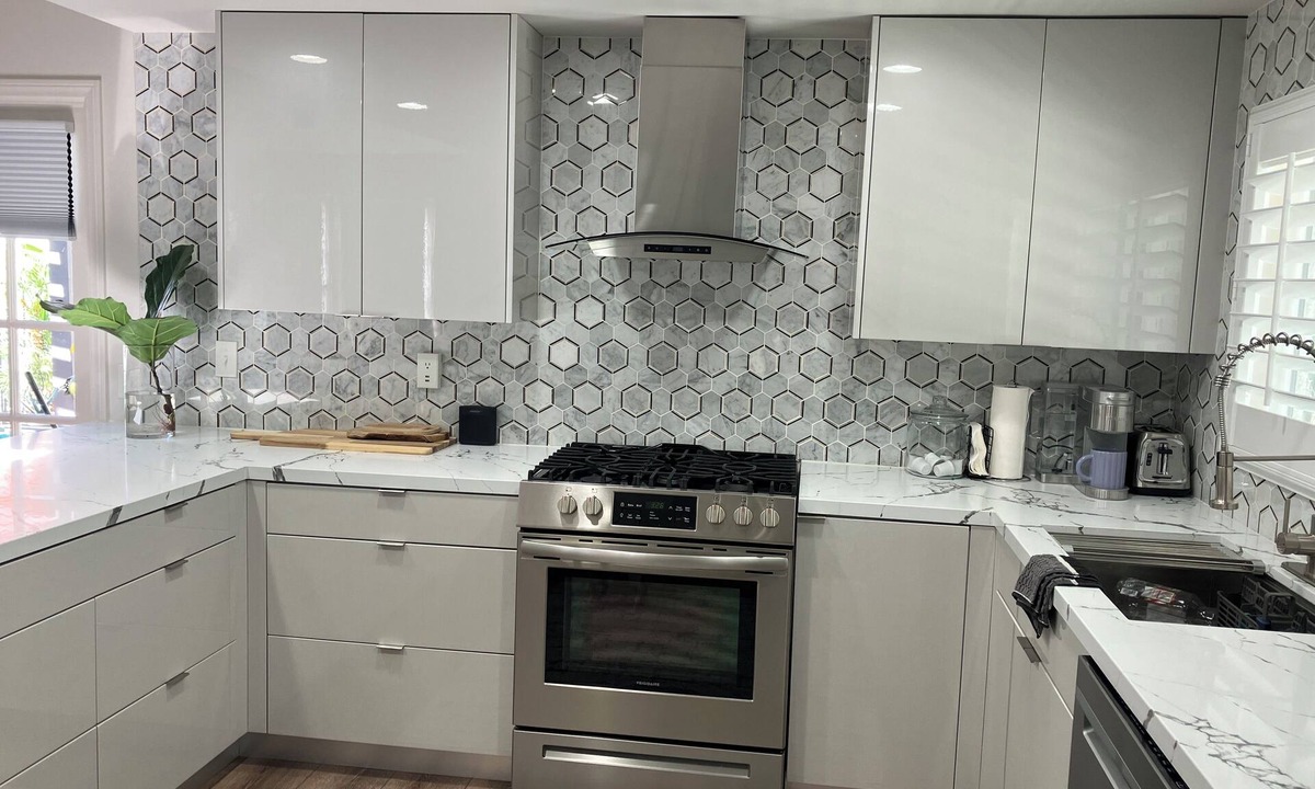 Valencia House | Modern Masterpiece property near golf course, Magic Mountain and down town.?