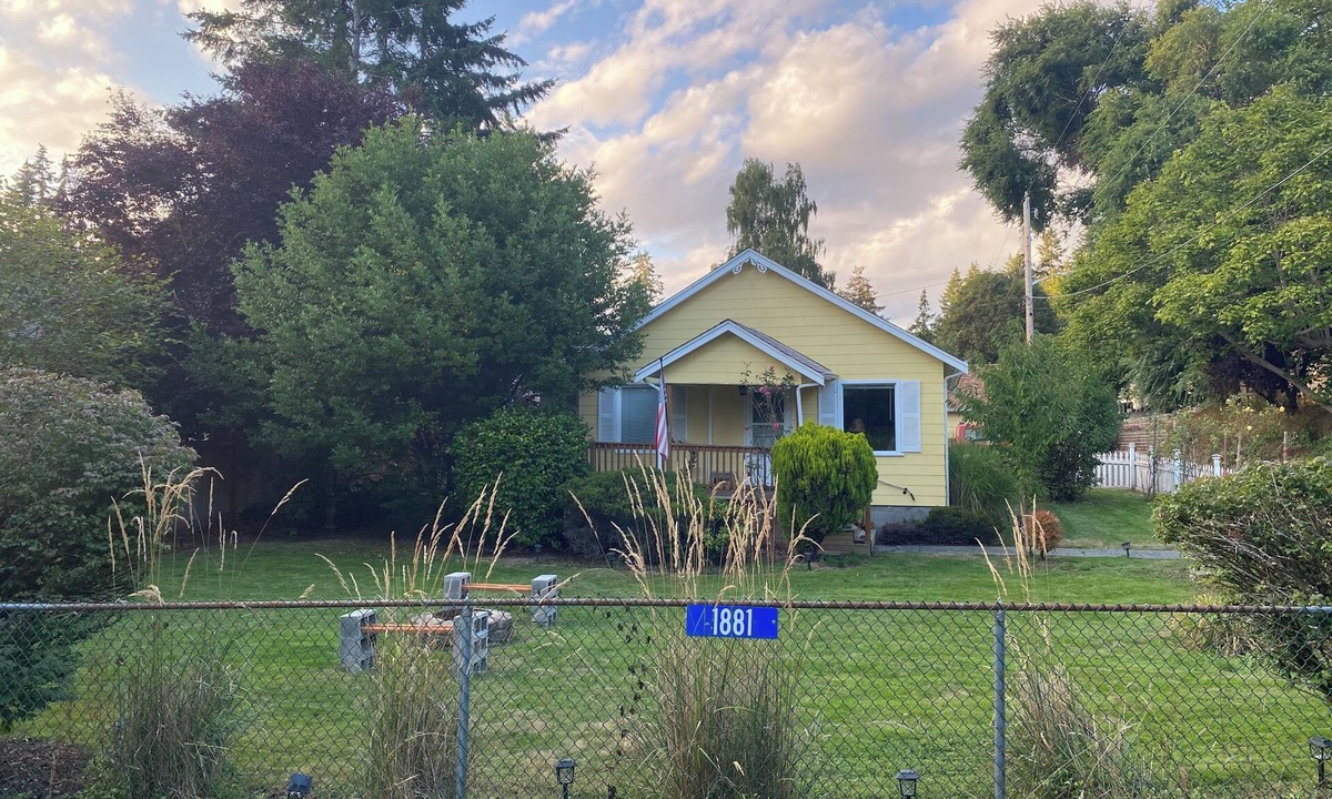 West Hills House | Pet friendly 2 bedroom in peaceful Bremerton with AC & large fully fenced yard.