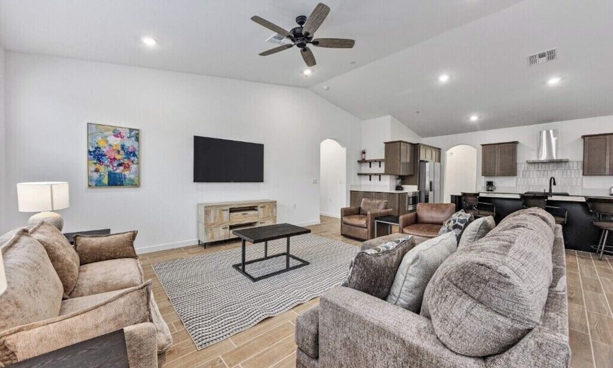 Pumpkin Center House | Private Bakersfield Getaway Near Downtown & Parks!