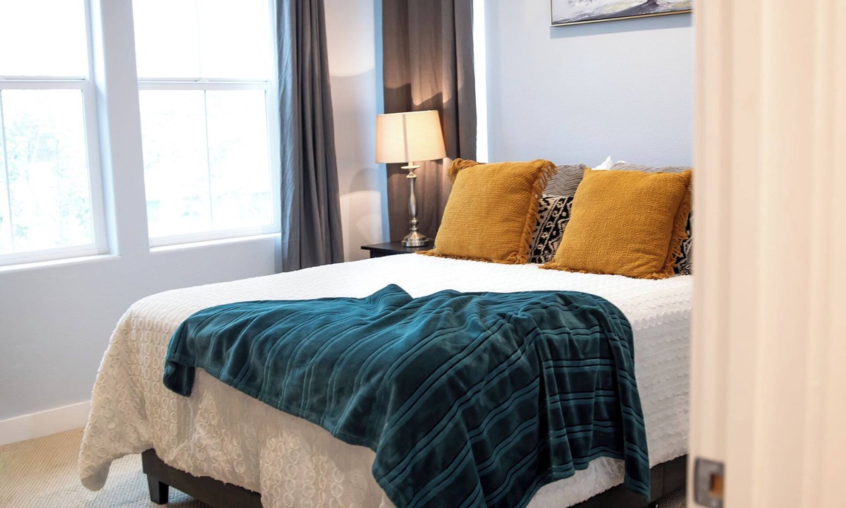 Stanislaus County Bed & Breakfast | Private En-suite. 2 mins from Emmanuel Hospital.