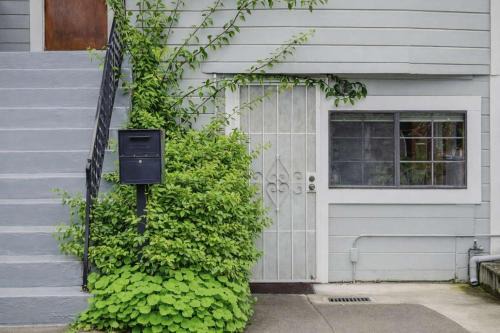 Golden Gate Apartment | Quaint and Charming 2BR APT in Central Oakland
