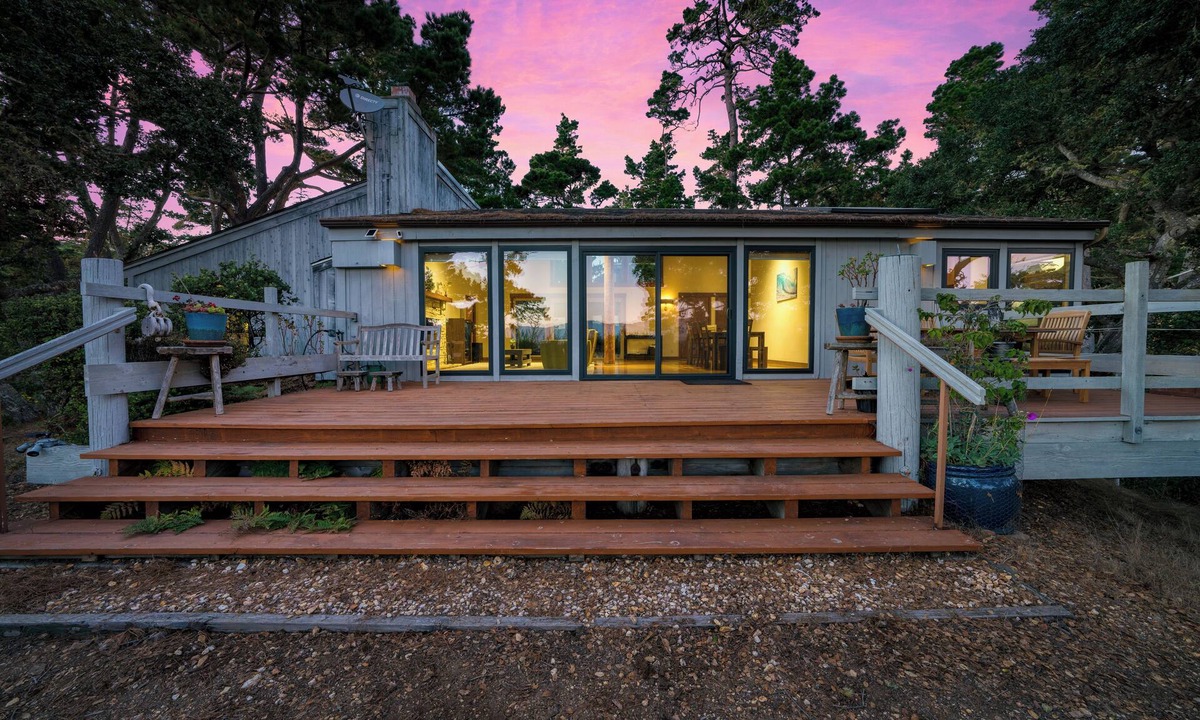 Del Monte Forest House | Relaxing Retreat with A+ Design, Near Beaches | Serene Crest by AvantStay