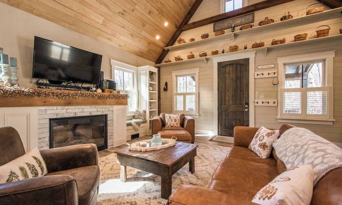 Hendersonville House | Rustic-Chic 2BR Cabin w/Clawfoot Tub | Free Tix