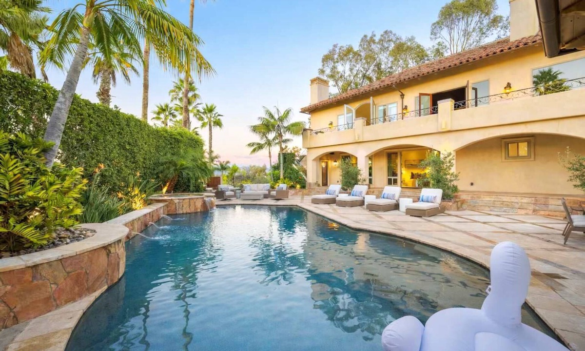 Fairbanks Ranch House | Stunning Villa w/Pool Pickleball Movie Gym Sauna!