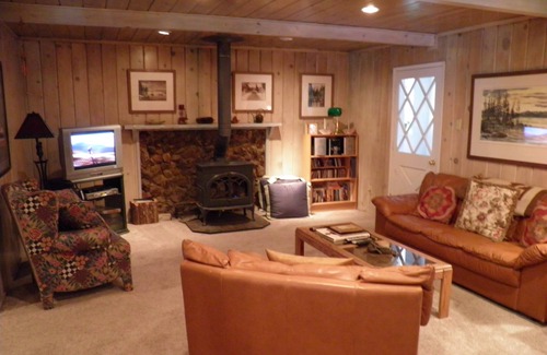 Black Bart House | Only minutes to Heavenly, Cabin just steps to The River - Surround Yourself in Nature and Cozy Comfort!
