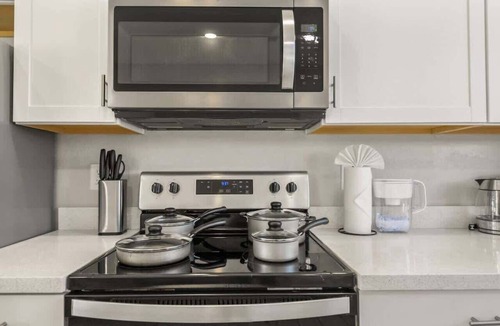 Glendale Apartment | 2B2B Paradise Pool Apartment & Park Free