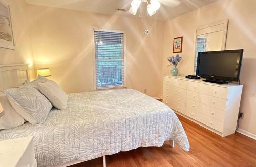 North Litchfield Beach House | A Some Place Special Minutes to Beach Sleeps 10