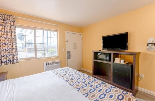 Loma Alta Hotel | Affordable and Comfortable Room Minutes from Surf and Sand