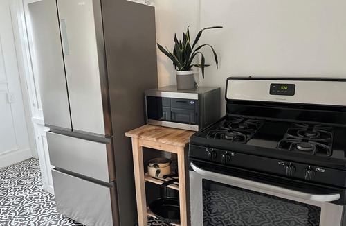 Harbor Apartment | Bright and Charming Upper 2 bedroom, Pine Ave, Long Beach! Pet Friendly!