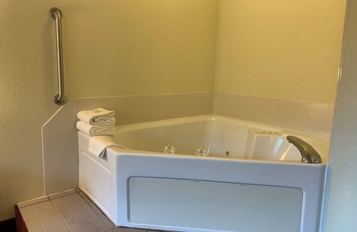 Allegan Hotel | Budget Host Inn
