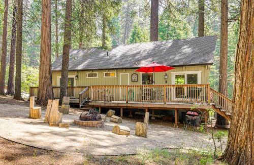 Arnold House | Cabin w/Deck & Fire Pit in Blue Lake Springs!