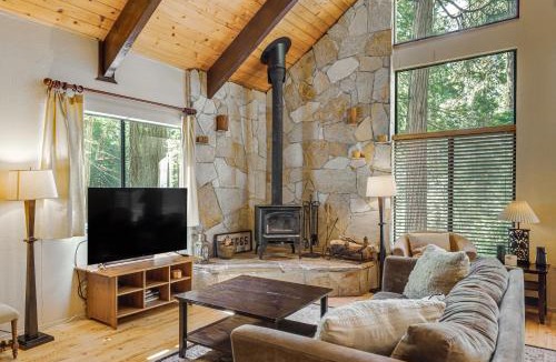 Arnold House | Cabin w/Deck & Fire Pit in Blue Lake Springs!