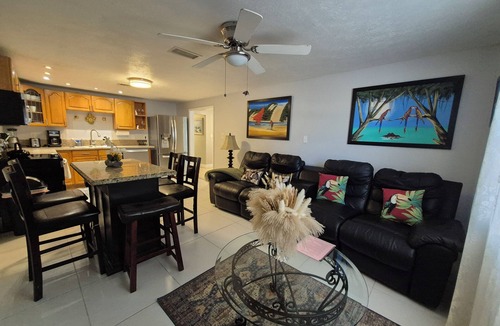 Jensen Beach House | Comfortable 3beds/1 bath home!