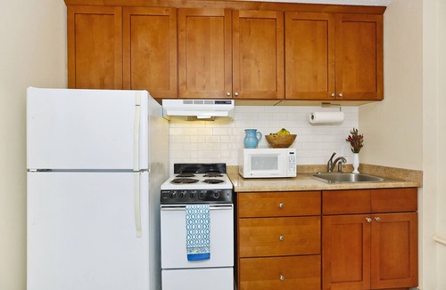 Waikiki Condo | Comfy Studio with AC, FREE Parking & Wi-Fi, Pool & BBQ Area! Close to Beach!