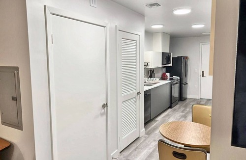 Fairfax District Hotel | Cozy Modern Studio on Spaulding Ave – Complimentary WiFi & Parking