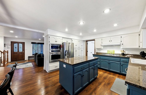 Country Club Estates Cabin | Cozy Wooded Haven w/Hot Tub near Heavenly Village