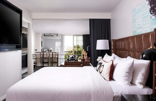 Norma Triangle Hotel | Deluxe King Suite near Beverly Hills with Rooftop Pool & City Views