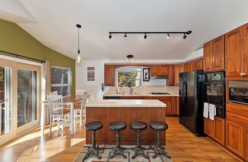 Big Bear Lake Cabin | Eagle Point Retreat: Walk To Meadow Park! Single Story With Peek-A-Boo Lake Views!
