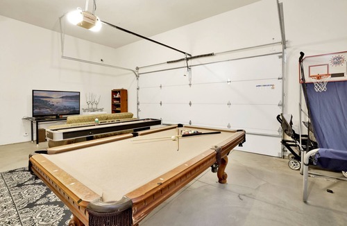 Castle Glen Estates Cabin | Eagle Ridge Views Log Cabin w/Hot Tub + Games