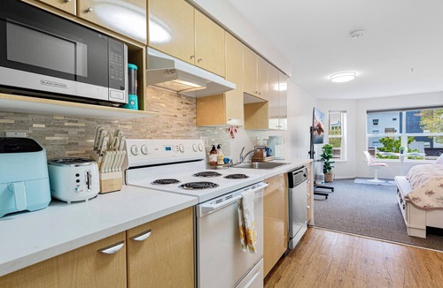 Belltown Apartment | Getaway in Seattle Center-606