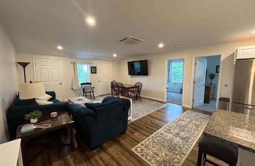 New Haven Apartment | Gracious two bedroom just minutes to Middlebury!