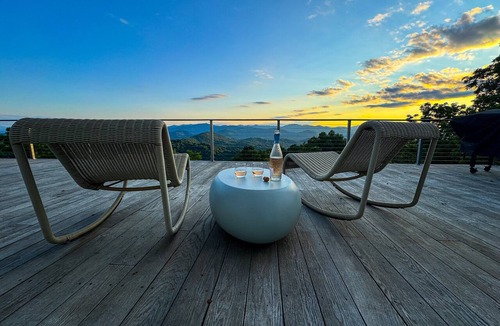 Marshall House | Hobbit | Mountain-view 2BR retreat with hot tub, deck, and full kitchen.