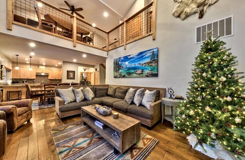 Pioneer Trail Cabin | Hot Tub, EV Charger, Bunk Beds, High-end Mountain Home, A/C, Fire Place