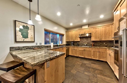 Pioneer Trail Cabin | Hot Tub, EV Charger, Bunk Beds, High-end Mountain Home, A/C, Fire Place