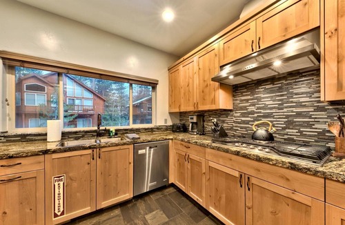 Pioneer Trail Cabin | Hot Tub, EV Charger, Bunk Beds, High-end Mountain Home, A/C, Fire Place