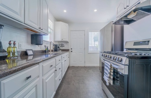 Compton House | Ideal LA Stay w/Parking - Comfortable & Private Space