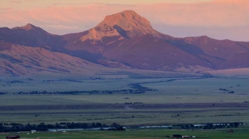 Shining Mountains House | Intimate Off-Grid Cabin with Fire Pit and Mountain Views in Montana