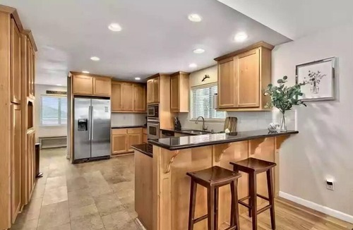 Montgomery Estates Cabin | Lake Tahoe Cabin with Hot tub Mv350