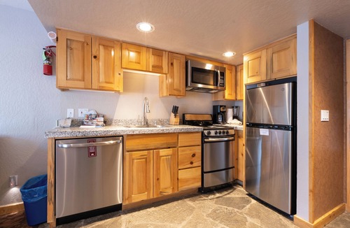 Olympic Valley Hotel | Lake Tahoe Escape | 4 Family-Friendly Rooms with Full Kitchen and Free Parking