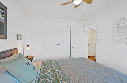 Lower Lake House | Lakefront, Private dock, ensuite-unit, King bed, Free EV charger, Boat Friendly