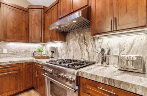 Country Club Estates Cabin | Lux Cabin | Hot Tub | Fire Pit