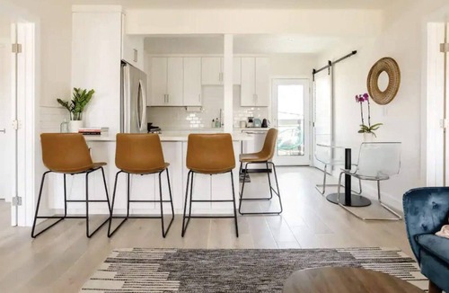 East Manhattan Beach Apartment | LUXE Manhattan Beach 2BR 2BA FAMILY FRIENDLY