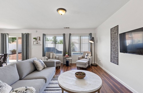 Tehachapi House | Modern | King, Queens | Spacious w/Stocked Kitchen