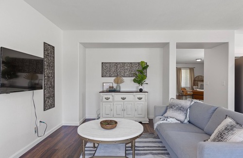 Tehachapi House | Modern | King, Queens | Spacious w/Stocked Kitchen