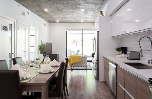 Downtown Apartment | Modern Stylish 2 Bedroom Home Close to Americana