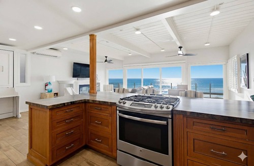 South Oceanside House | Ocean Front * Panoramic Views * Private Sand Beach * 2 Dogs OK!