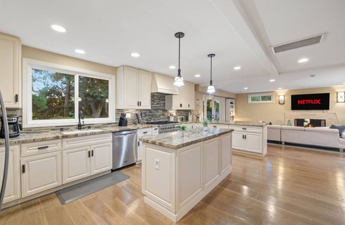 Hidden Valley House | Oceanview Luxe Retreat with Rooftop Patio